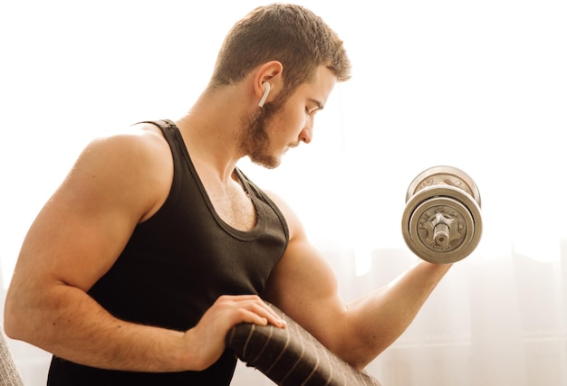 Joven haciendo ejercicio en casa