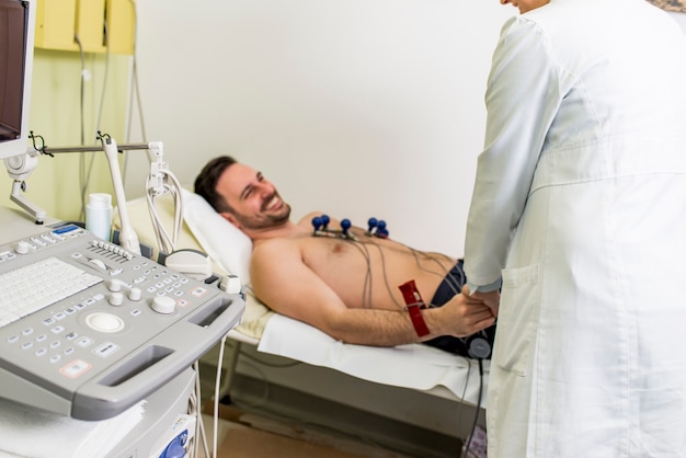 Joven haciendo EKG preventivo en el hospital