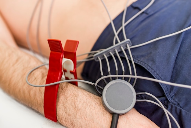 Foto joven haciendo ekg preventivo en el hospital