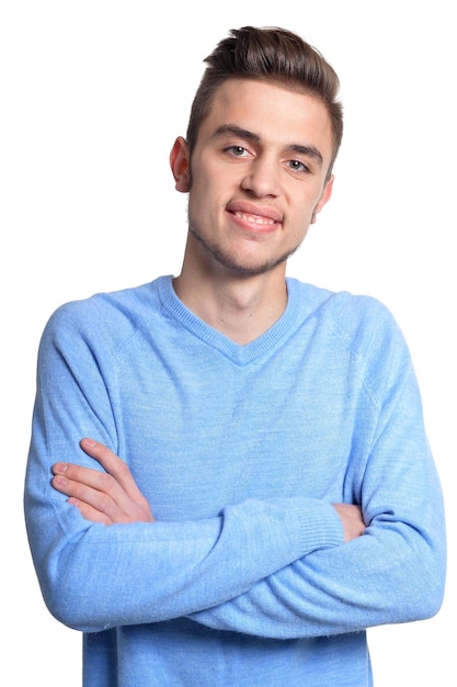 Joven haciendo expresión facial contra el fondo blanco.