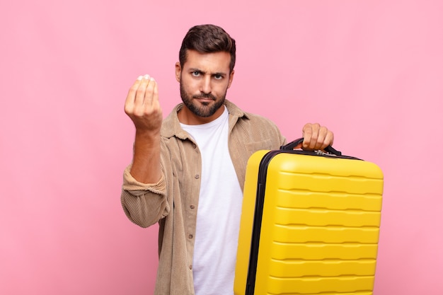 Joven haciendo gesto de capice o dinero, ¡diciéndole que pague sus deudas!