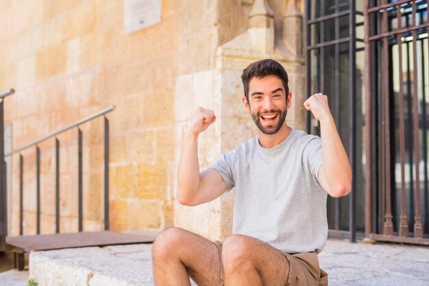 Foto joven haciendo gesto de éxito en la calle