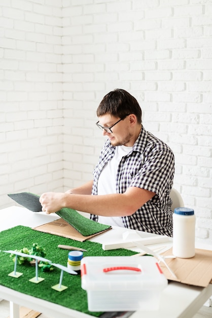 Joven haciendo maniquí de proyecto de energía renovable