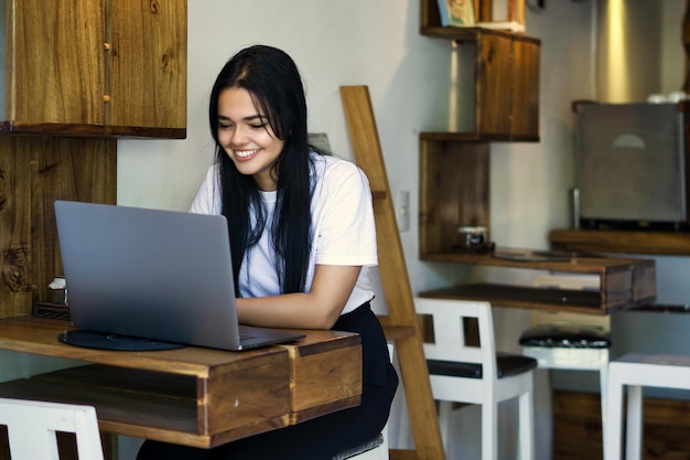 joven haciendo trabajo remoto en un café, videollamada, conferencia, blogger, estilo de vida