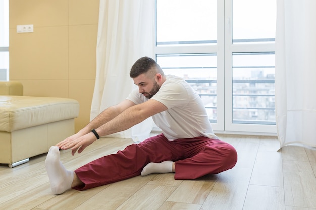 Joven haciendo yoga en casa