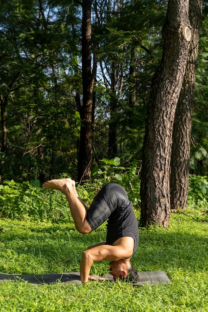 Joven haciendo yoga o reiki en el bosque vegetación muy verde en mexico guadalajara bosque colomos hispano