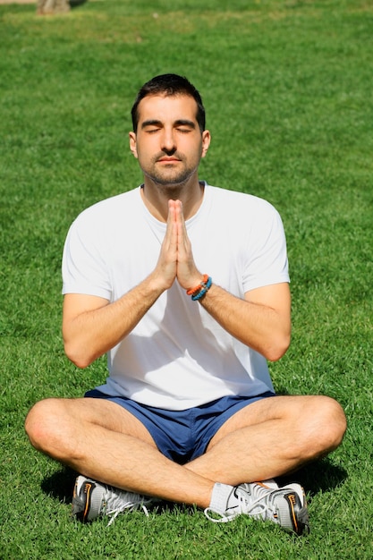 Foto joven haciendo yoga en