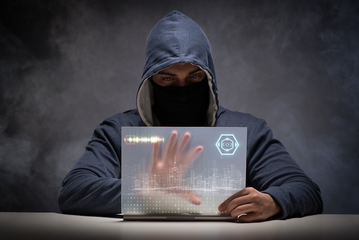 Foto joven hacker en el concepto de seguridad de datos