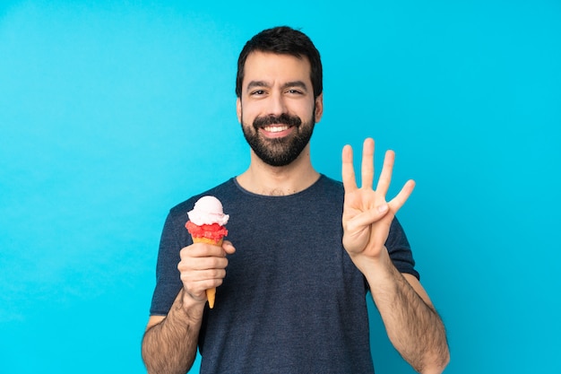 Joven con un helado de cucurucho feliz y contando cuatro con los dedos