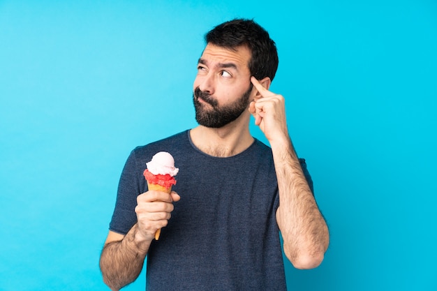 Joven con un helado de cucurucho teniendo dudas y pensando