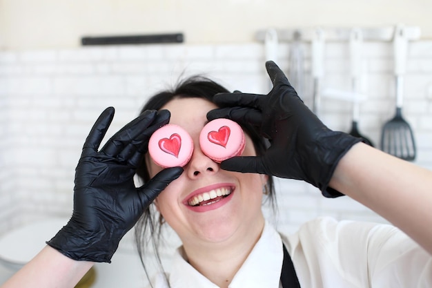 Foto joven hermosa chef pastelera tiene postre de pasta francesa en las manos