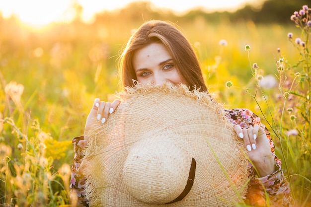 Foto joven hermosa chica europea en el sol poniente