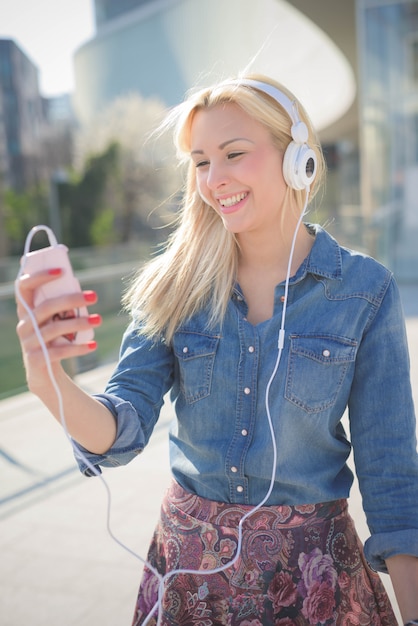 Joven hermosa chica rubia caucásica en la ciudad