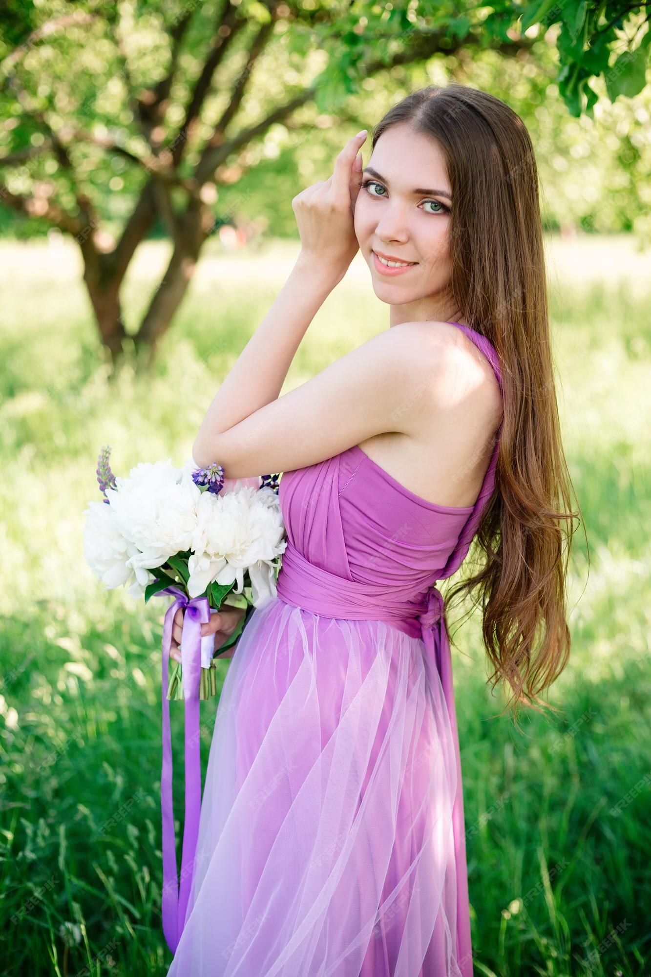 Una joven y hermosa dama de honor con un vestido violeta lavanda violeta con un ramo en las manos. | Foto Premium Una joven y hermosa dama de honor con un vestido violeta lavanda violeta con un ramo en las manos. | Foto Premium