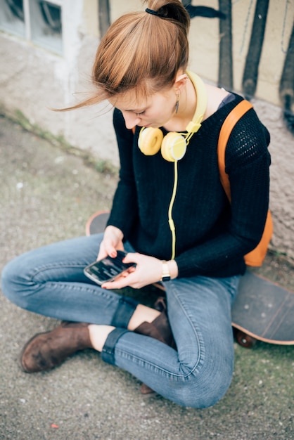 Foto joven hermosa hipster deportivo rubia mujer