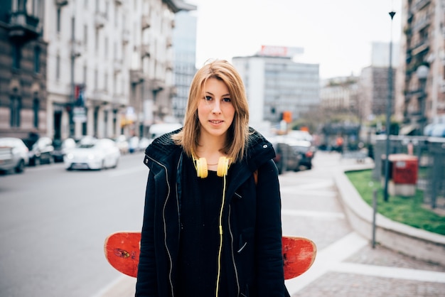 joven hermosa hipster deportivo rubia mujer