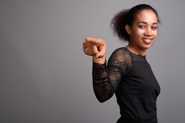 Joven hermosa mujer africana en gris