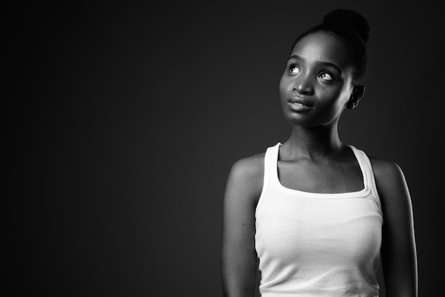 Joven hermosa mujer africana Zulú en blanco y negro