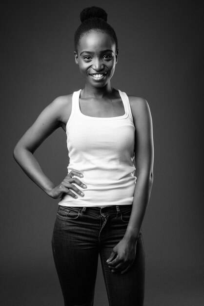 Joven hermosa mujer africana Zulú sonriendo en blanco y negro