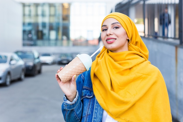 Joven hermosa mujer árabe con hijab