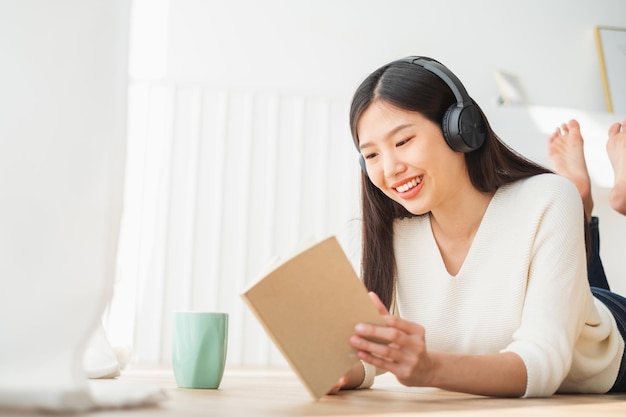 Joven hermosa mujer asiática escucha música de canciones en casa concepto de estilo de vida feliz