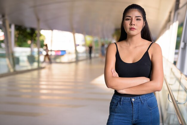 Joven hermosa mujer asiática explorando la ciudad