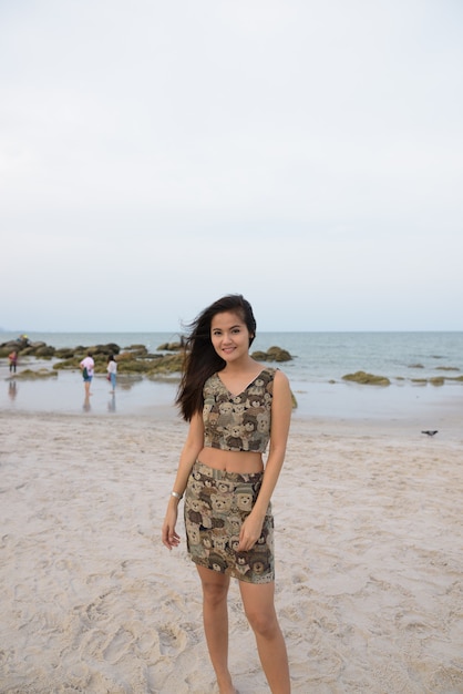 Joven hermosa mujer asiática feliz sonriendo y de pie