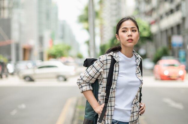 Joven hermosa mujer asiática con mochila