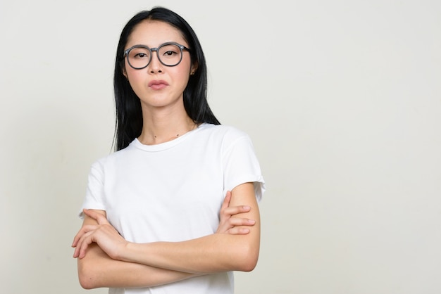 Joven hermosa mujer asiática nerd con anteojos aislados