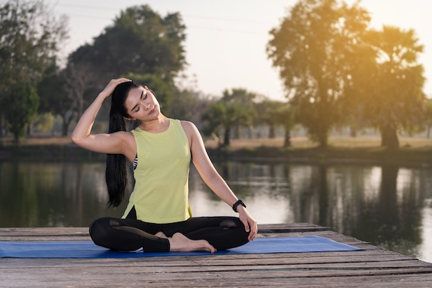 Joven hermosa mujer asiática en ropa deportiva haciendo yoga al