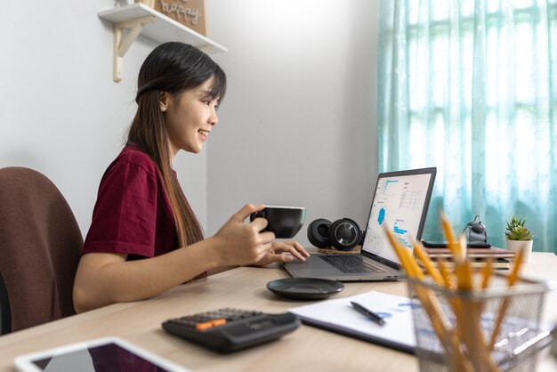 Joven hermosa mujer asiática trabajando en casa