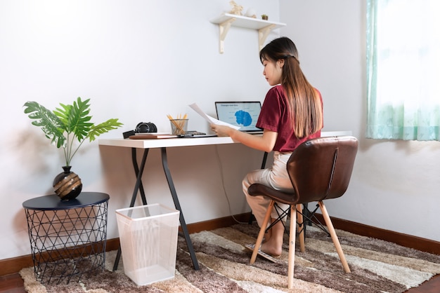 Joven hermosa mujer asiática trabajando en casa