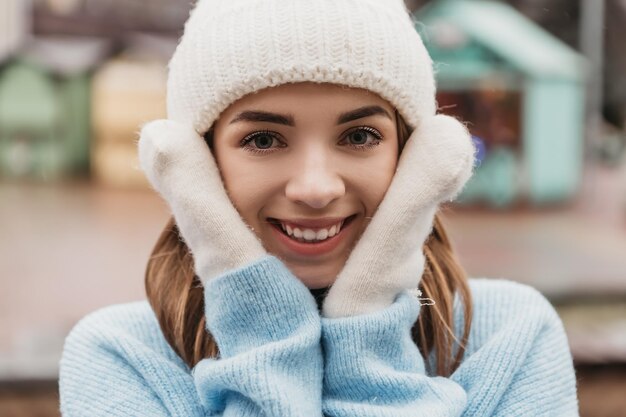 Joven hermosa mujer bonita calle de pie en vacaciones de invierno