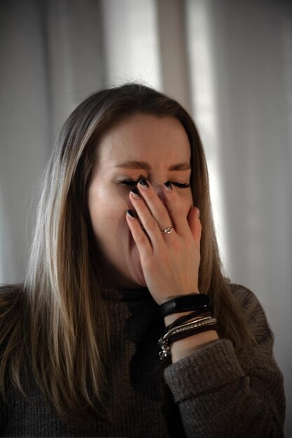 joven hermosa mujer bosteza quiere dormir está aburrida en casa tarde en la noche