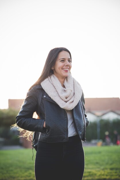 joven hermosa mujer de cabello largo en la ciudad