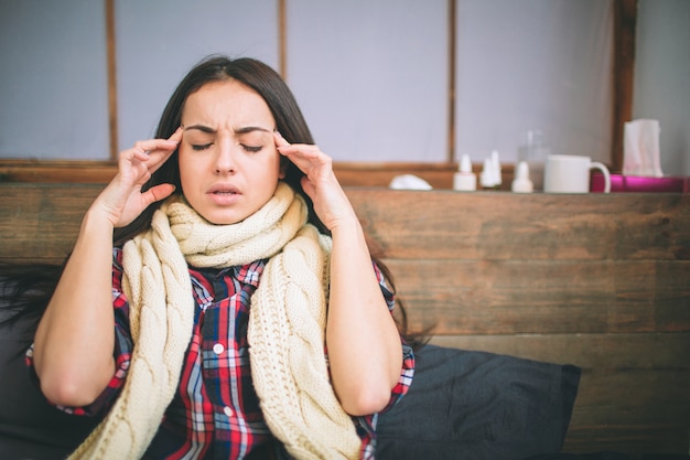 Joven hermosa mujer caucásica en la cama con dolor de cabeza insomnio migraña estrés.