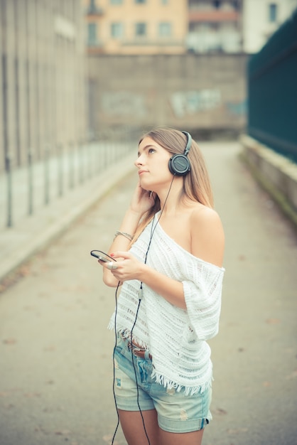 joven hermosa mujer chica otoño escuchar música