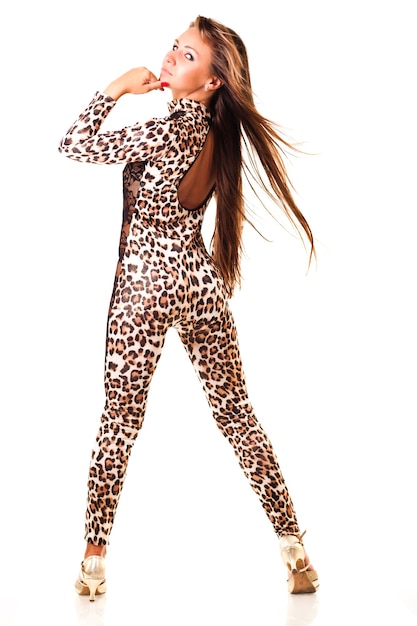 Joven hermosa mujer delgada con cabello largo en sexy traje estampado leopardo de pie sobre fondo blanco