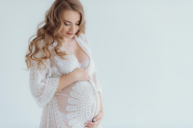 Foto joven hermosa mujer embarazada en casa embarazo descanso personas y concepto de expectativa estar embarazada es uno de los mayores milagros del mundo