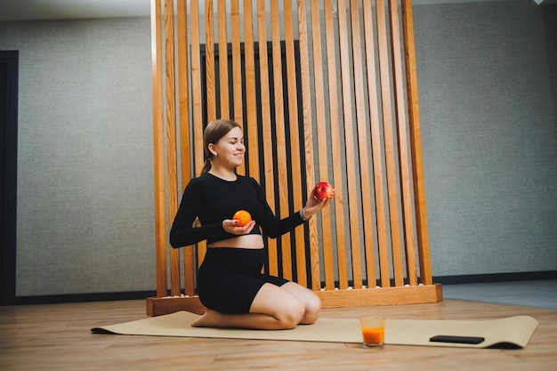 Joven hermosa mujer embarazada en ropa deportiva uniforme polainas superiores Nutrición saludable para mujeres embarazadas Nutrición equilibrada