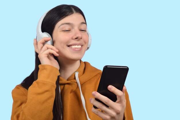 Joven y hermosa mujer escuchando música.