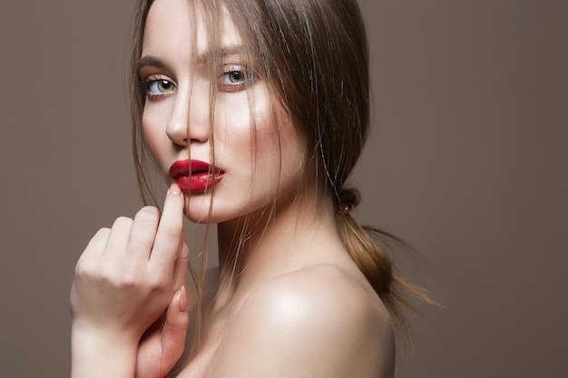 Joven hermosa mujer joven Maquillaje de belleza