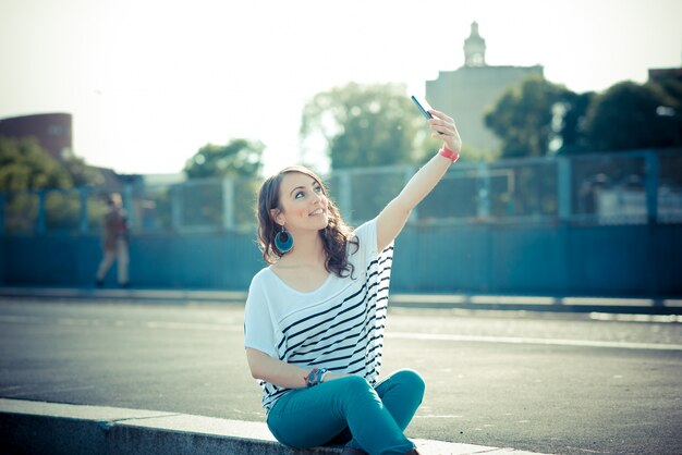 joven hermosa mujer morena selfie con teléfono inteligente