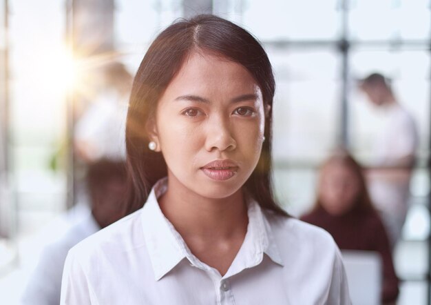 Joven y hermosa mujer de negocios asiática consultora retrato de un empleado mirando a la cámara