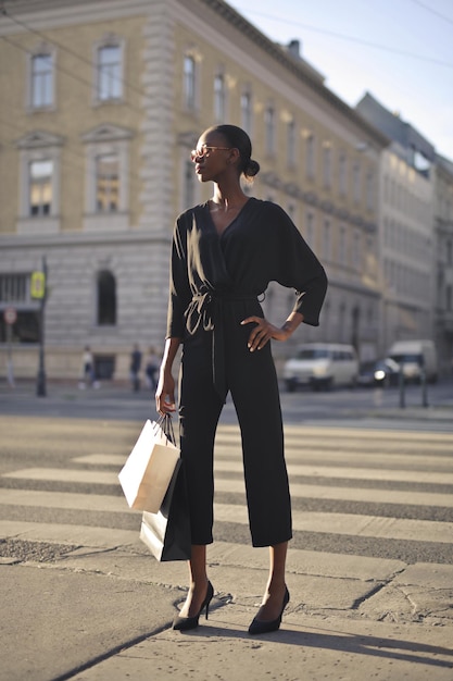 joven hermosa mujer negra en la calle