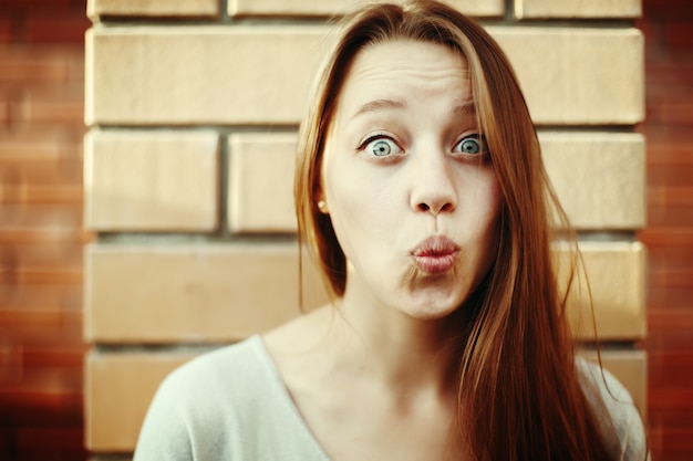 Joven hermosa mujer pelirroja sonriendo