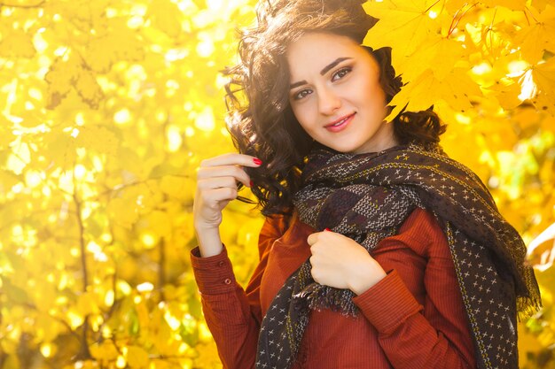 Joven hermosa mujer posando al aire libre