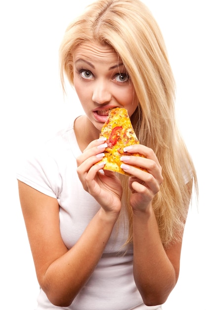 Joven hermosa mujer rubia comiendo un trozo de pizza