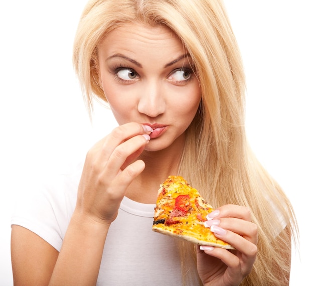 Joven hermosa mujer rubia comiendo un trozo de pizza