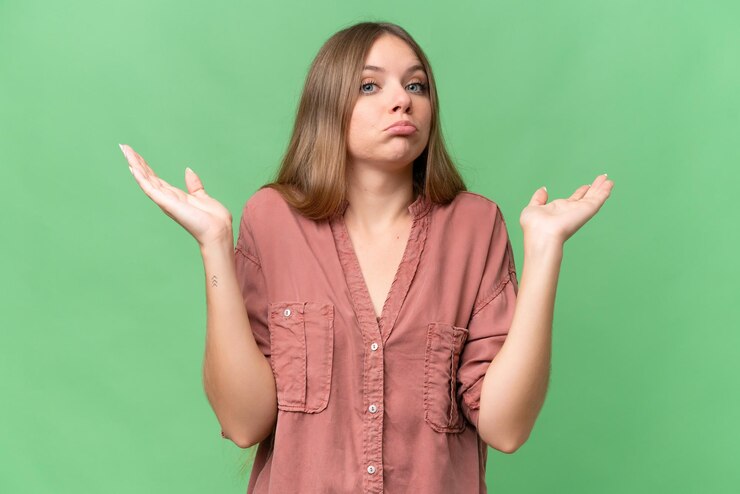 Foto joven hermosa mujer rubia sobre fondo aislado haciendo dudas gesto